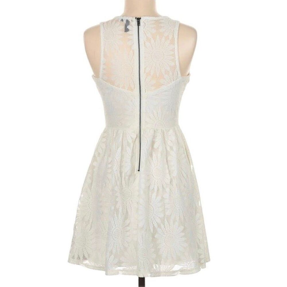 New WANT AND NEED Sz M Ivory Lace Daisies Graduation Easter Soft Girly Coquette - Picture 2 of 7